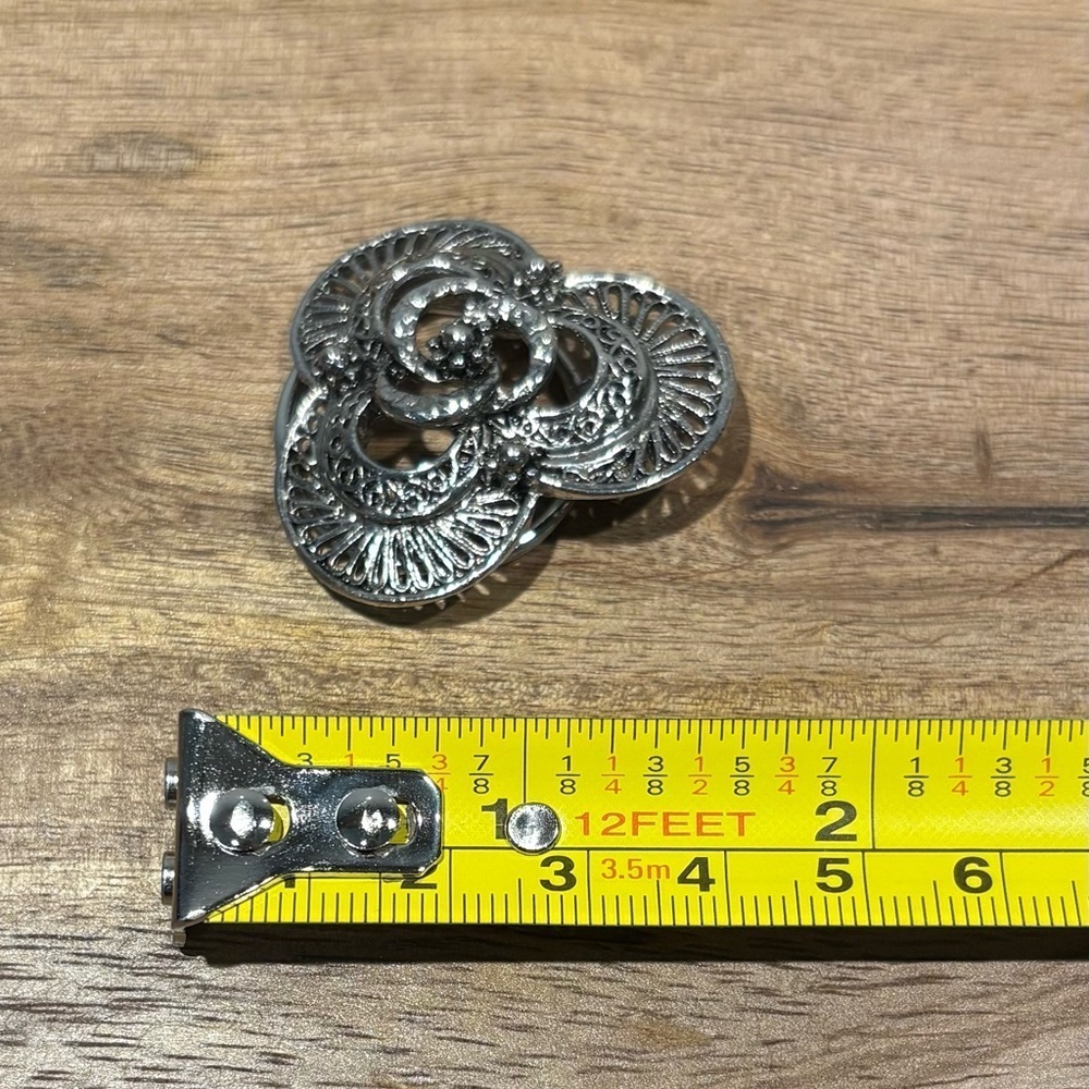 Elegant Silver Tone Filigree Scarf Clip/Slide - Picture 12 of 12